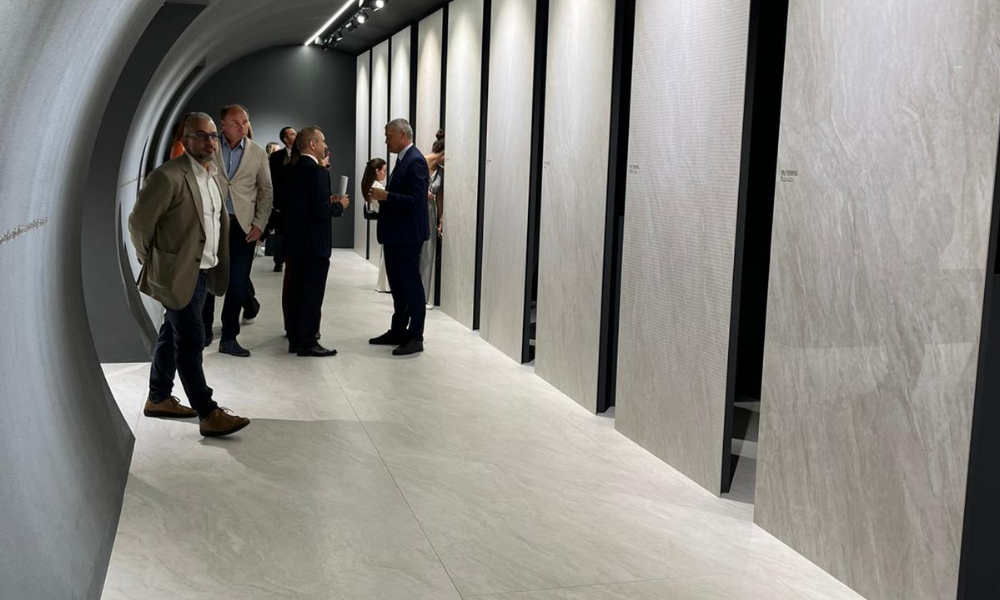 In dem begehbaren dunklen Tunnel aus Laminam Vulcano (Slate Kollektion 2-mm) werden die neuen Dekore und Oberflächen in Hochformatigen Vollplatten präsentiert.