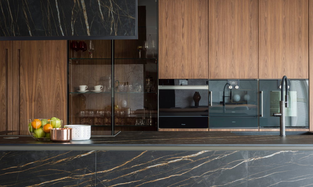 Noir Desir aus der I Naturali Kollektion von Laminam bringt die raffinierten Eleganz des Marmors in den Raum und verleiht eine prunkvolle dekorative Ästhetik